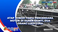 Atap Roboh Timpa Pengendara...