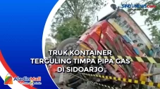 Truk Kontainer Terguling...
