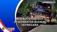 Minibus Nyangkut di...
