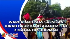 Warga Antusias Saksikan...