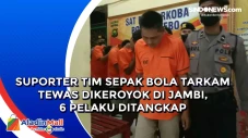 Suporter Tim Sepak Bola...