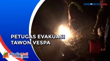 Petugas Damkar Musnahkan...