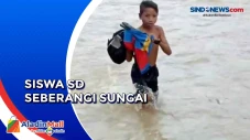 Siswa SD Seberangi Sungai...