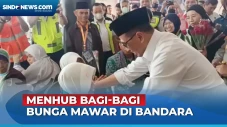 Menhub Bagi-Bagi Bunga...