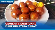 Mencicipi Cemilan Tradisional...