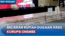 Melihat Tumpukan Uang...