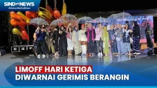 Model Antusias Berjalan...