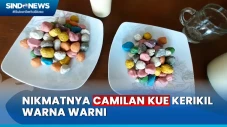 Menikmati Camilan Kue...