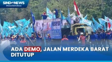 Buruh Gelar Demo di...