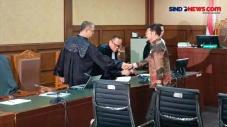 Tiba di Ruang Sidang,...