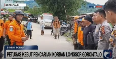 Petugas Kebut Pencarian...