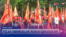 Massa Buruh Gelar Aksi...