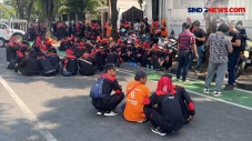 Ratusan Buruh Desak...