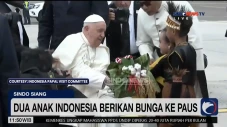 Dua Anak Berpakaian...