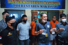Polisi di Makassar Tangkap...