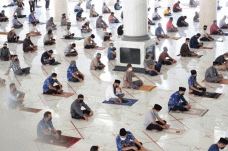 Kembali Gelar Salat...