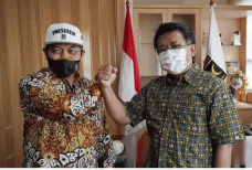 Sohibul Iman Serahkan...