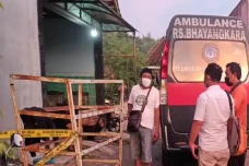 Ibu Muda Siram Tubuhnya...