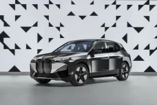 BMW Pamer Mobil Berbaju...
