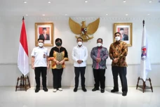 Temui Menpora Amali,...
