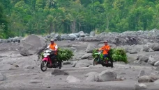 Menantang Maut, Warga...