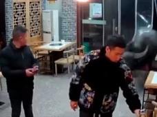 Kerbau Ngamuk di Restoran,...