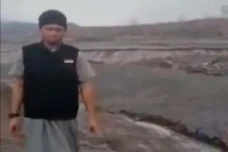 Buru Pria Pembuang Sesaji...