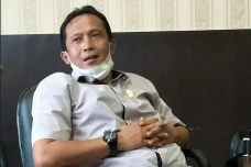 Gaji Terlambat Turun,...