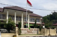 17 Hakim dan Pegawai...