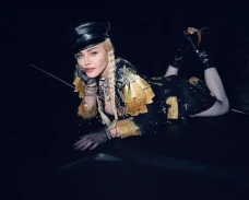 Madonna Rilis Foto,...