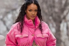 Rihanna Pamer Baby Bump,...