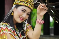 Wanita Dayak Terkenal...