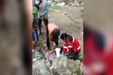 2 Pria Tak Sadarkan...