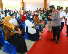 Tinjau Vaksinasi dan...