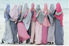 Berhijab Syari Namun...