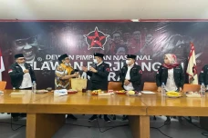 Sebut Soekarno Tukang...