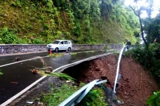 Tanah Longsor, Warga...