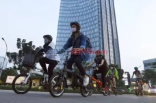 Pesepeda Perempuan Nyaris...