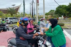 MNC Peduli Bagikan Masker...