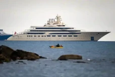 Kapal Pesiar Mewah Miliarder...