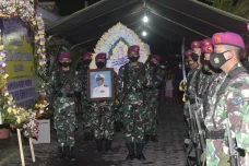 Pengangkat Jenazah Pahlawan...