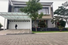 Penampakan Rumah dan...