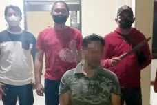 Ancam Warga dengan Pisau,...