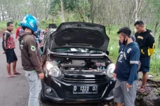 Mobil Misterius Berplat...