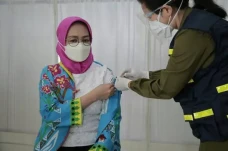 Gunakan Vaksin Kadaluwarsa,...
