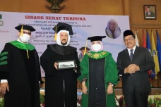 UIN Jakarta Berikan...
