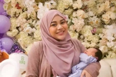 Lahirkan Anak Pertama,...
