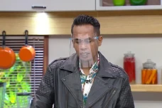 Lord Adi Serahkan Duit...