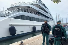 Total 16 Kapal Pesiar...