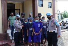 8 Lelaki di Jepara Paksa...